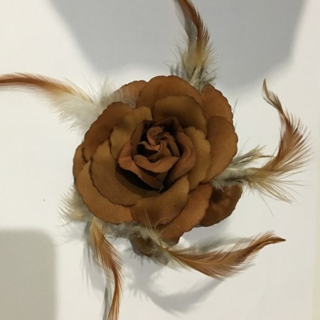 Роза на булавке с перьями 10 см коричневый светлый (Штука)